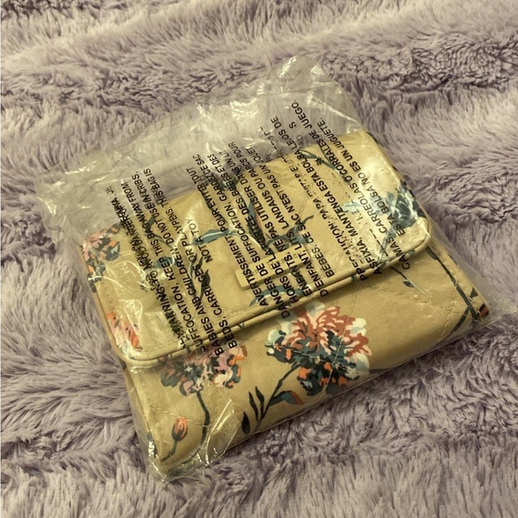 Unopened Vera Bradley floral wallet - Picture 2 of 6
